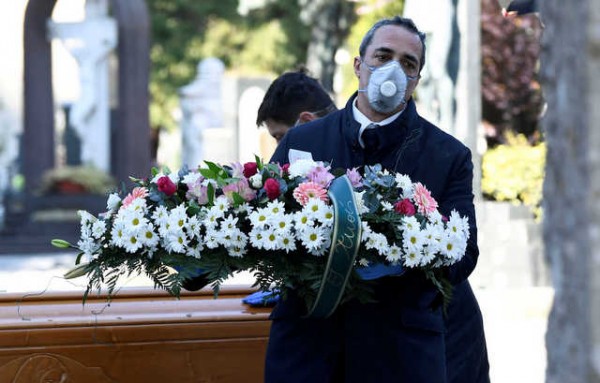 ΙΤΑΛΙΑ - ΘΡΗΝΟΣ ΧΩΡΙΣ ΤΕΛΟΣ: Άλλοι 427 νεκροί σε μία ημέρα