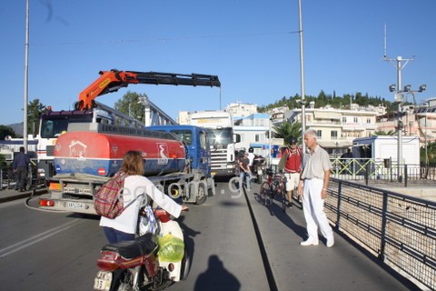 Ανάστατοι οι κάτοικοι της Κανήθου από τις εργασίες στη γέφυρα