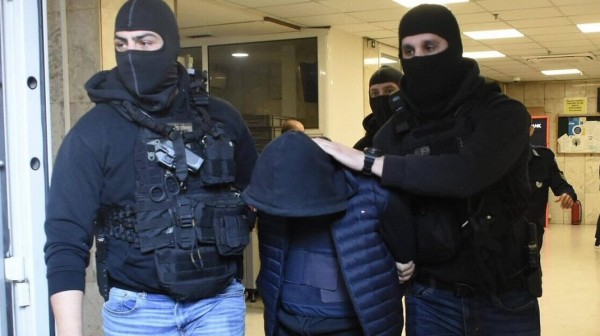 Στον Εισαγγελέα Πειραιά με βαρύτατο κατηγορητήριο ο 18χρονος που εκτόξευσε τη φωτοβολίδα