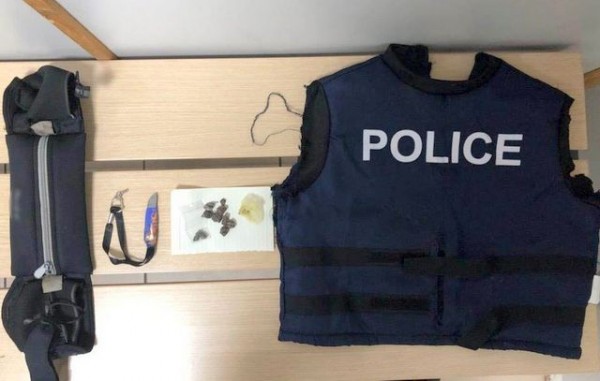 Πατέντα για διακίνηση ηρωίνης σε γιλέκο με την ένδειξη police