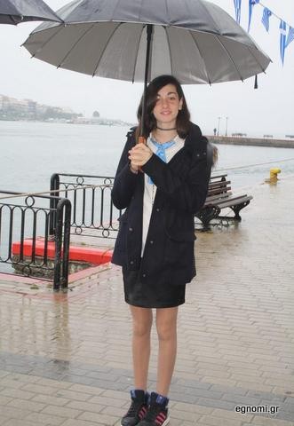 Ήθελε να παρελάσει παρά την βροχόπτωση