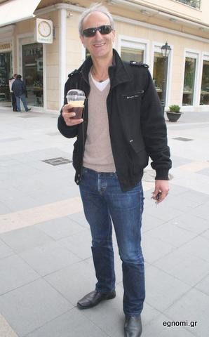 Καφεδάκι, γυαλάκι και ωραίο στιλάκι