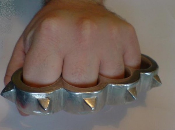 Επιτέθηκαν με σιδερογροθιά σε 15χρονο παριστάνοντας τους αστυνομικούς