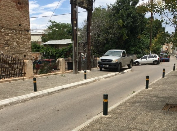 ΧΑΛΚΙΔΑ: Γαϊδουρινό παρκάρισμα έξω από την εκκλησία της Αγίας Παρασκευής