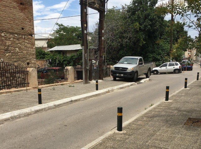 ΧΑΛΚΙΔΑ: Γαϊδουρινό παρκάρισμα έξω από την εκκλησία της Αγίας Παρασκευής
