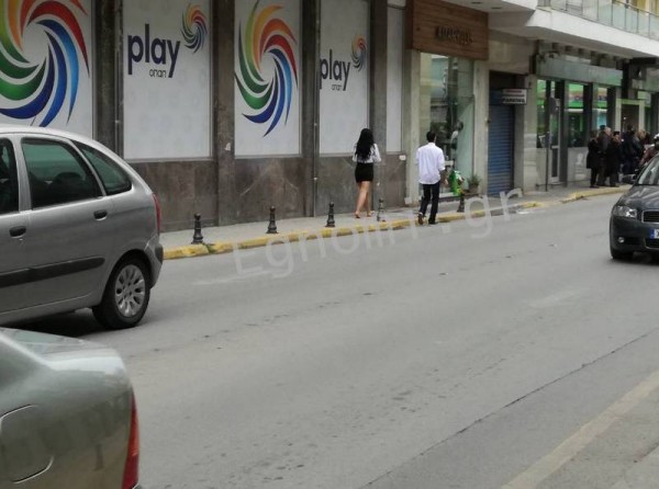 Με τα παπούτσια στο χέρι μετά την παρέλαση