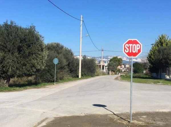 ΑΡΤΑΚΗ: Μετά από χρόνια απέκτησαν πινακίδες σήμανσης οι δρόμοι της Αρτάκης