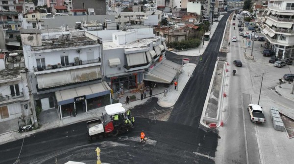 ΧΑΛΚΙΔΑ: Άρον- άρον ασφαλτόστρωσαν ένα τμήμα των οδών Βενιζέλου και Αρεθούσης (φωτό)