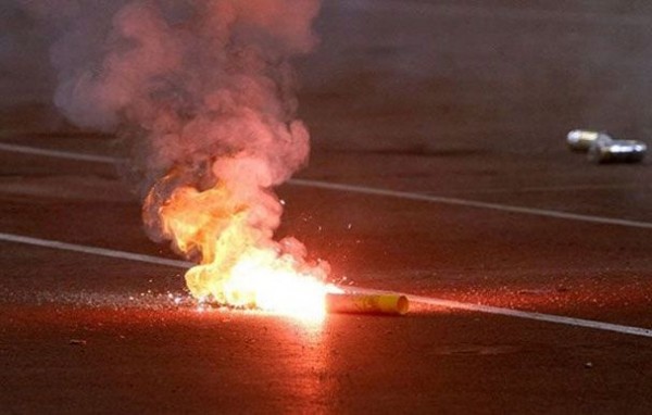 Συνελήφθησαν δύο νεαροί επειδή πέταγαν κροτίδες στο γήπεδο