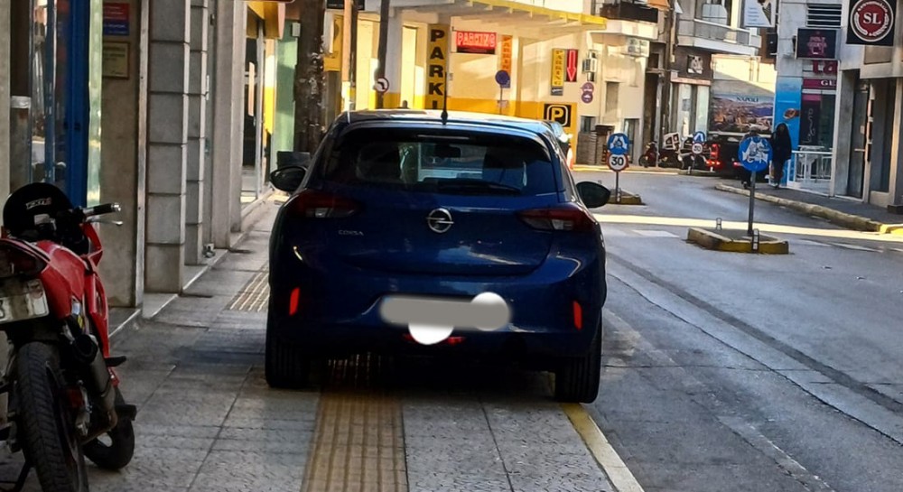 ΧΑΛΚΙΔΑ: Παράτησε το αυτοκίνητο πάνω στο πεζοδρόμιο της Αγγελή Γοβιού (VIDEO)