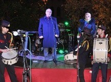 Ο Δήμαρχος άναψε τα λαμπάκια του Χριστουγεννιάτικου δένδρου