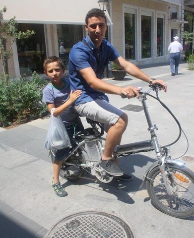 Έβγαλε βόλτα τον μικρό του αδελφό