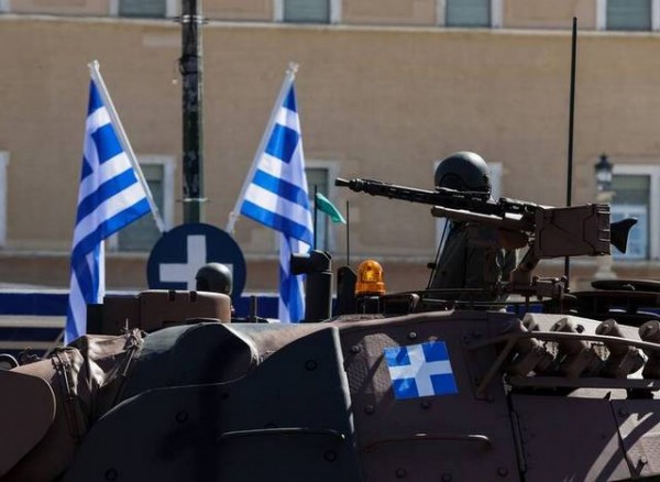25η Μαρτίου: Με Μακρόν, πρίγκιπα Κάρολο ...και ελεύθερους σκοπευτές η στρατιωτική παρέλαση στην Αθήνα (VIDEO)