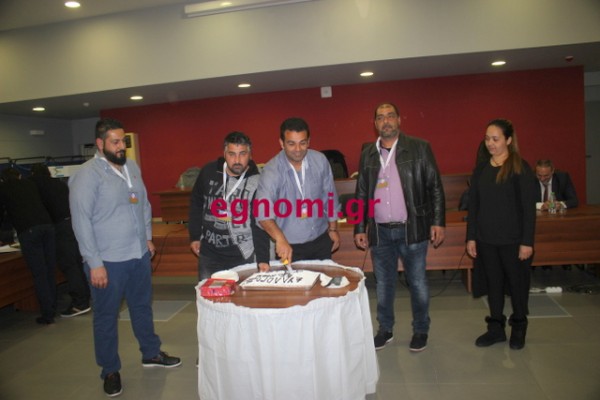 ΧΑΛΚΙΔΑ: Οι τσιγγάνοι έκοψαν την πίτα τους σε κατάμεστη αίθουσα