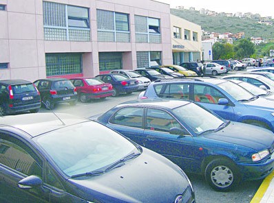 Γροθιές στην Εφορία