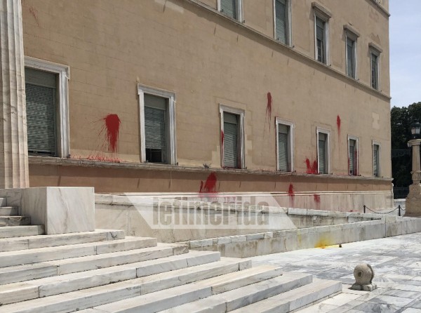 Μπογιές και καπνογόνα στη Βουλή από τον Ρουβίκωνα