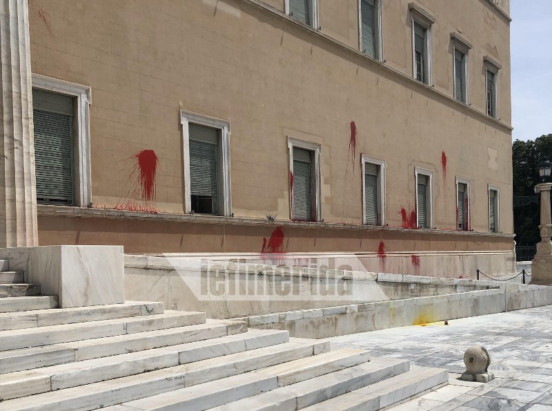 Μπογιές και καπνογόνα στη Βουλή από τον Ρουβίκωνα