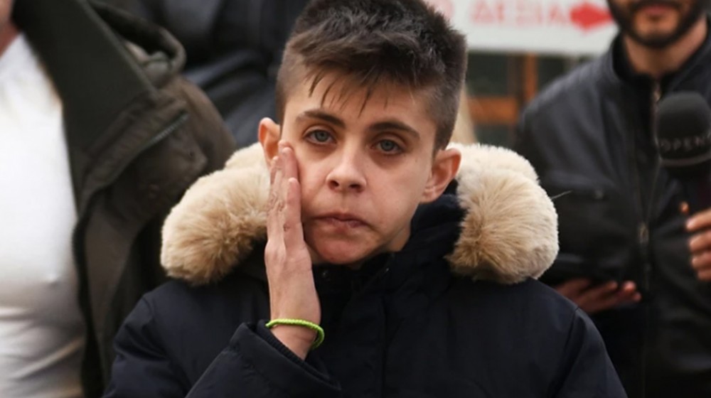 Κουκουλοφόροι ξυλοκόπησαν την Ειρήνη Μουρτζούκου στην Ομόνοια