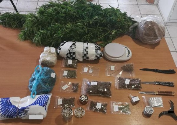 ΛΑΜΙΑ: Συνελήφθη 35χρονος με 8 δενδρύλλια χασίς και 4 στιλέτα