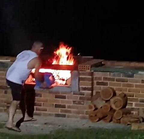 Πέταξε κουβά με πυροτεχνήματα πάνω σε φωτιά και παραλίγο να καεί ζωντανός (VIDEO)