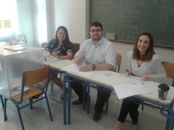 ΕΚΛΟΓΕΣ ΔΗΜΟΣ ΧΑΛΚΙΔΕΩΝ: Χαμογελαστή Εφορευτική Επιτροπή στο 1ο Γυμνάσιο Χαλκίδας