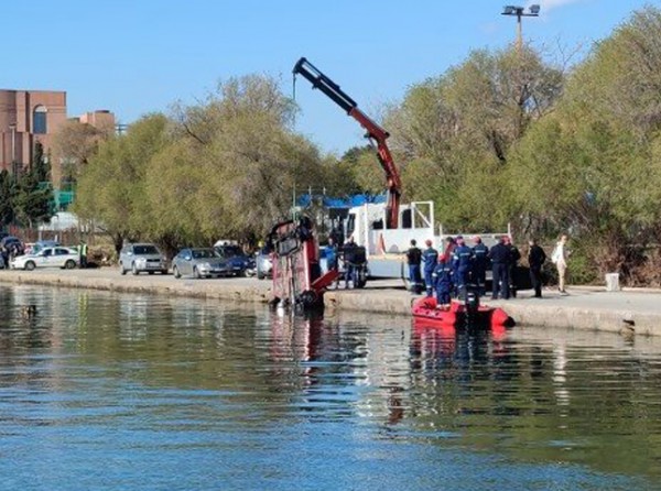 Αστυνομικός αυτοκτόνησε πέφτοντας με το αυτοκίνητό του στον Θερμαϊκό