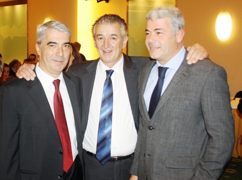 Αγκάλιασε Σίμο και Καράμπελα ο Απόστολος Βαρδακώστας