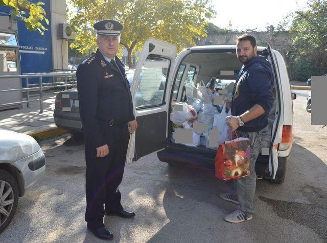ΧΑΛΚΙΔΑ: Οι αστυνομικοί πρόσφεραν τρόφιμα και ρούχα στο Χαμόγελο του Παιδιού