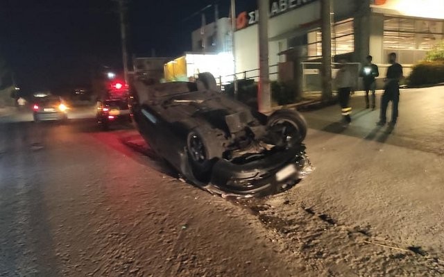 ΑΛΙΒΕΡΙ: Οδηγός έφερε τούμπα με το ΙΧ του!