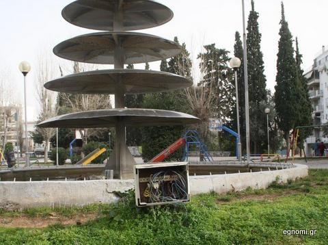 Γυμνά καλώδια σε χώρο που παίζουν πολλά παιδιά