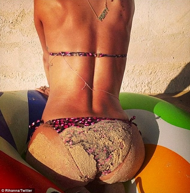 Καλοκαίρι χωρίς ...οπίσθια Rihanna δεν γίνεται!
