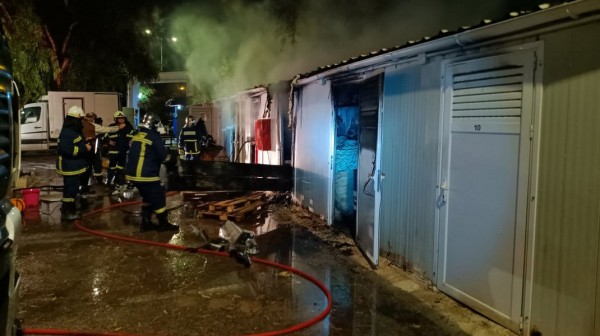 ΧΑΛΚΙΔΑ: Άρπαξαν φωτιά αποθήκες στην Ιχθυόσκαλα τα ξημερώματα του Σαββάτου