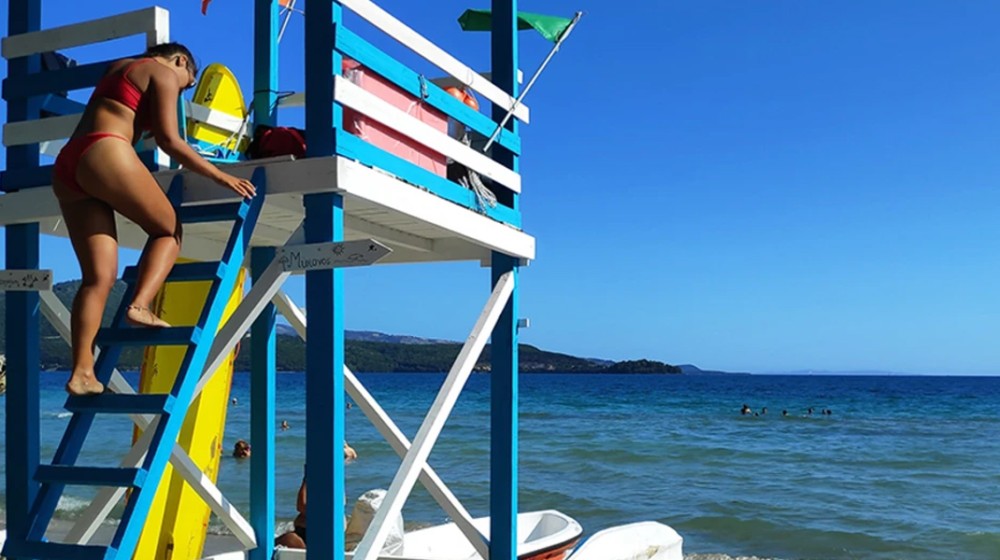 Ναυαγοσώστριες έσωσαν με ΚΑΡΠΑ κοριτσάκι 2,5 ετών που ανασύρθηκε από τη θάλασσα χωρίς τις αισθήσεις του