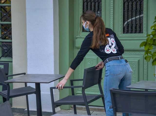 ΣΤΕΡΕΑ ΕΛΛΑΔΑ- ΚΟΡΩΝΟΪΟΣ: Συνελήφθη ιδιοκτήτρια καφετέριας γιατί εξυπηρετούσε δύο πελάτες χωρίς πιστοποιητικά