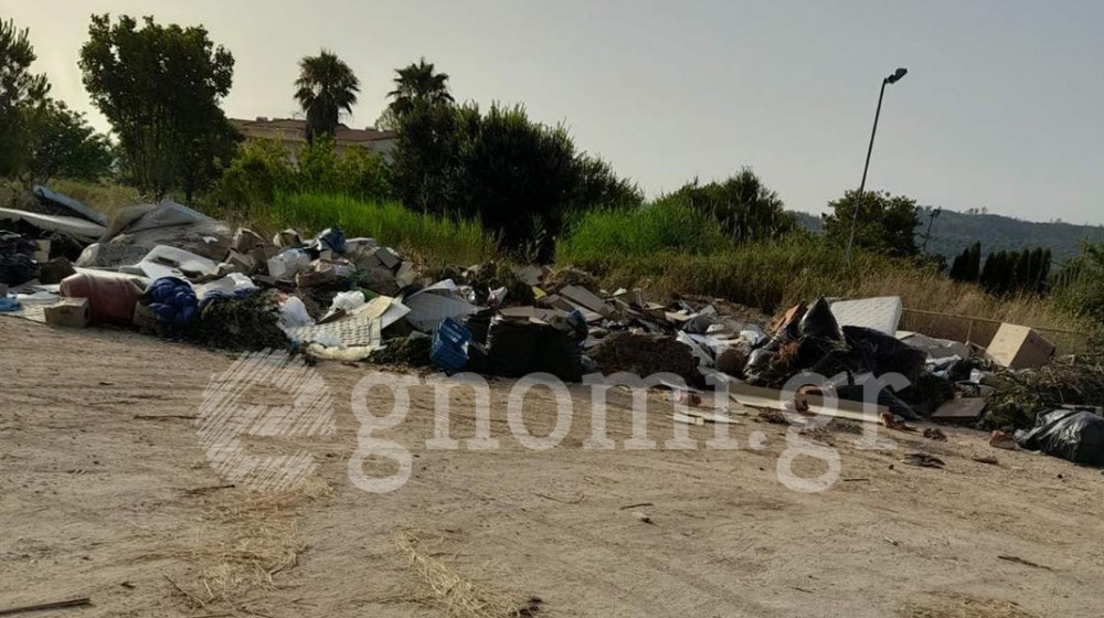 ΠΕΥΚΙ: Σκουπιδότοπος η παραλία μέσα στην τουριστική περίοδο