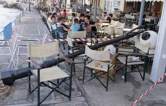 ΑΠΙΣΤΕΥΤΟ: Τους έπεσε η κολόνα στο κεφάλι την ώρα που έπιναν καφέ στην παραλία