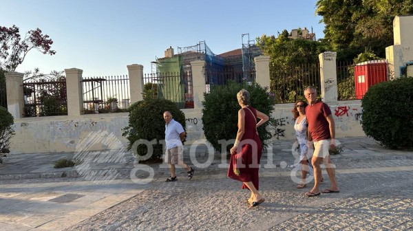 ΚΟΚΚΙΝΟ ΣΠΙΤΙ: Μουντζούρες και σκαλωσιές ...θαυμάζουν οι επισκέπτες