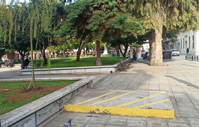 ΧΑΛΚΙΔΑ: Το περίπτερο έφυγε αλλά έμεινε η τσιμεντένια βάση απέναντι από το ναό του Αγίου Νικολάου