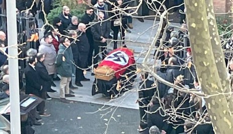 Κηδεία με φέρετρο τυλιγμένο με σημαία που είχε πάνω την σβάστικα