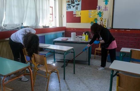 ΣΧΟΛΕΙΑ - ΔΗΜΟΣ ΧΑΛΚΙΔΕΩΝ: Τσιγγουνιές με τις καθαρίστριες