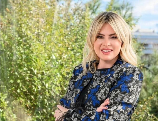 Όλγα Πολίτη: Εκβιασμό με ψεύτικες γυμνές φωτογραφίες της καταγγέλλει η αντιδήμαρχος Βάρης-Βούλας-Βουλιαγμένης