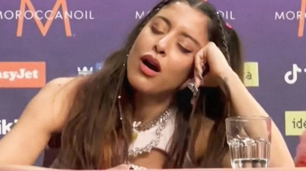 Η Μαρίνα Σάττι πέταξε την μπάλα στην εξέδρα για το χασμουρητό την ώρα που μιλούσε η τραγουδίστρια του Ισραήλ (Video)