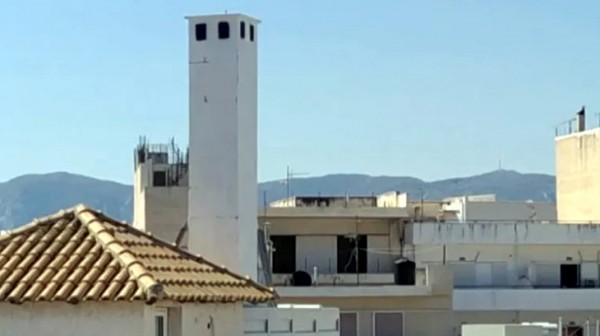 ΚΑΝΗΘΟΣ: Κεραία κινητής τηλεφωνίας μέσα σε φουγάρο στην οδό Σαχτούρη