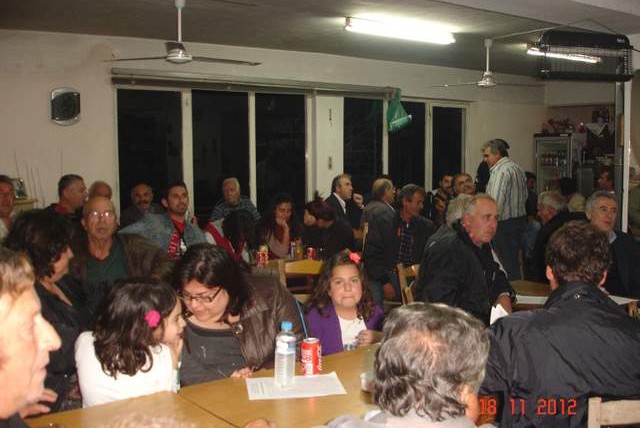 Γεμίζουν τα καφενεία για τα σκουπίδια