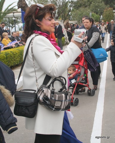Η μαμά βιντεοσκοπούσε την κόρη