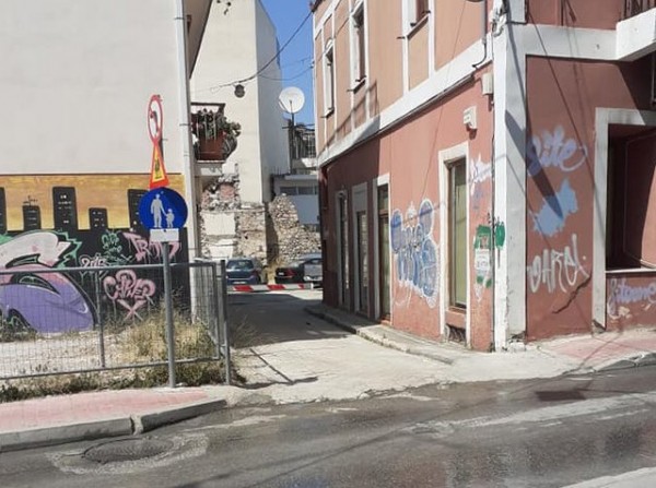 ΧΑΛΚΙΔΑ: Μία μπάρα στο δρόμο σε πάροδο της Μπαλαλαίων προκαλεί σχόλια