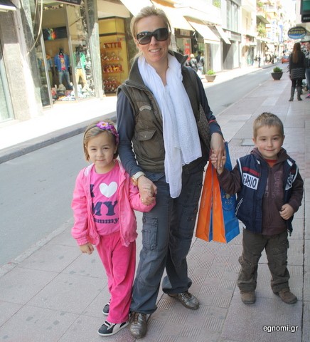Βγήκε να ψωνίσει λαμπάδες και δώρα