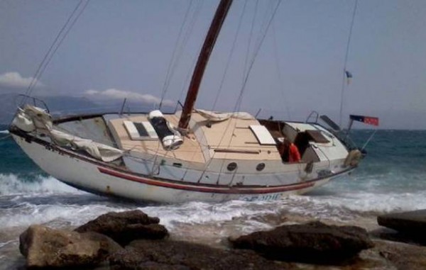 Κόλλησε στα βράχια τουριστικό σκάφος στα Κόσκινα της Εύβοιας