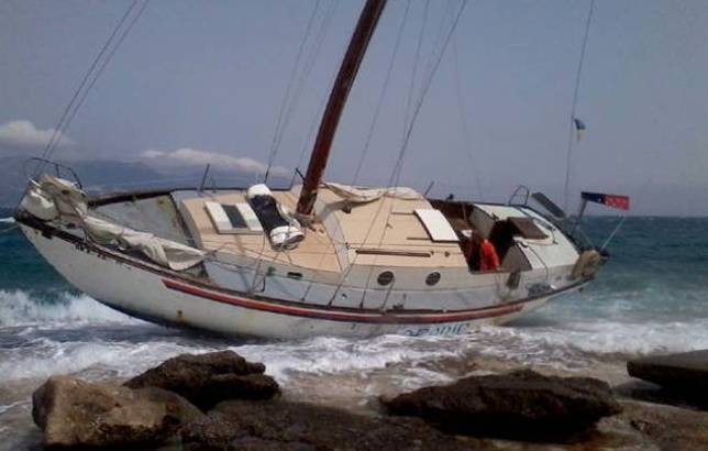 Κόλλησε στα βράχια τουριστικό σκάφος στα Κόσκινα της Εύβοιας