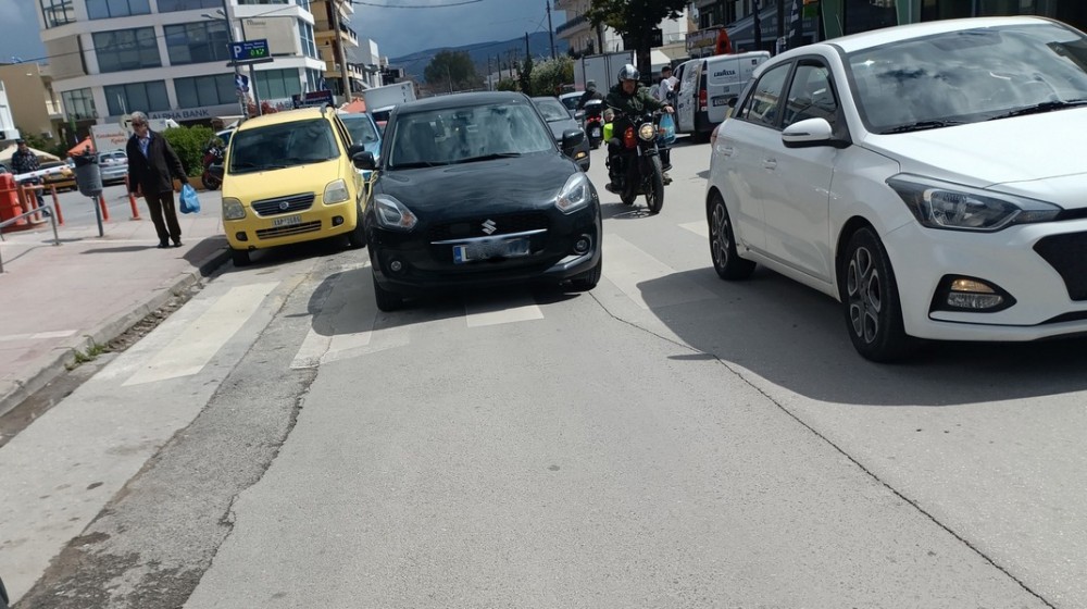 ΧΑΛΚΙΔΑ: Αδιανόητο παρκάρισμα στη λεωφόρο Χαϊνά πάνω στη διάβαση πεζών